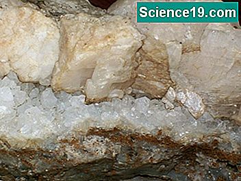 どのように洞窟で結晶が形成されますか？