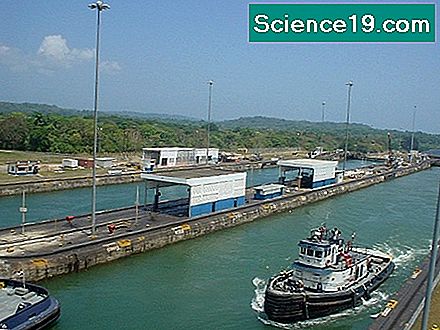 Quali due corpi idrici collega il canale di Panama?
