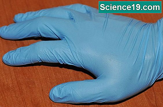 Welche Handschuhe sollten für den Umgang mit Aceton verwendet werden?